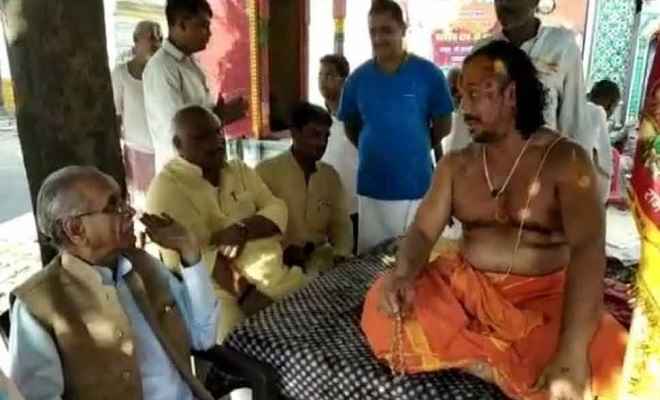 अयोध्या: राम मंदिर निर्माण के लिए अनशन पर बैठे थे स्वामी परमहंस, पुलिस ने घसीटकर हटाया
