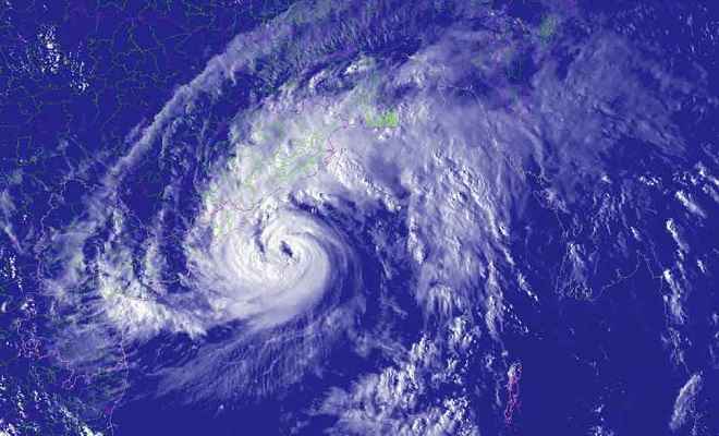 आंध्र-ओडिशा पहुंचा खतरनाक 'तितली' तूफान, 18 जिलों में रेड अलर्ट, स्कूल-कॉलेज बंद