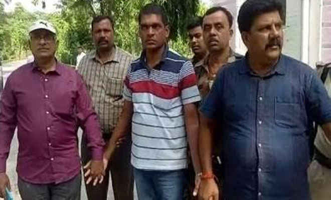 बेतिया में शिकारपुर  थाना के एएसआई को निगरानी ने 40 हजार रुपये घूस लेने के आरोप में पकड़ा, टीम ले गई उन्हें पटना