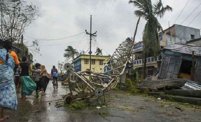 तितली का कहर: आंध्र में 10 लोगों की मौत, बंगाल में कमजोर पड़ा तूफान