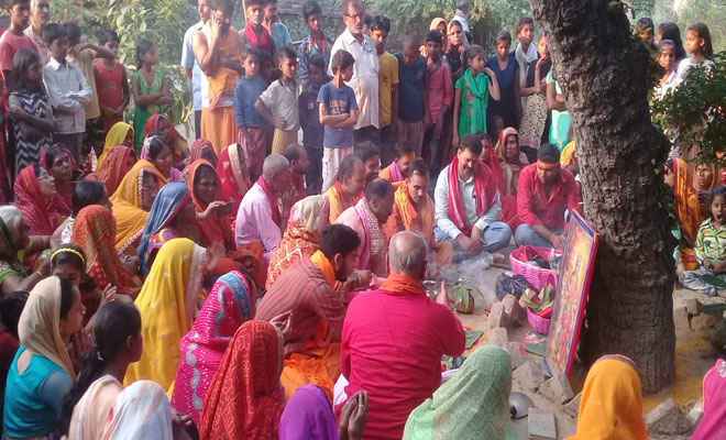 नवयुवक दुर्गा पूजा समिति पताही ने निकाली निमंत्रण यात्रा