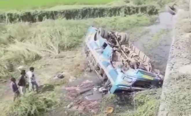 पश्चिम बंगाल: हुगली जिले में नहर में गिरी बस, 6 की मौत, 20 घायल