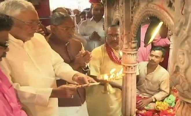 दुर्गा अष्टमी के अवसर पर मुख्यमंत्री नीतीश कुमार ने पटना के मंदिर में की पूजा