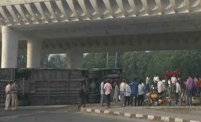 दिल्ली में दर्दनाक हादसा, डीटीसी की बस पलटने से सभी यात्री घायल