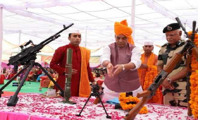 विजयदशमी पर्व पर भारत-पाक बॉर्डर पर राजनाथ ने की शस्त्र पूजा, कहा-खत्म होगा आतंकवाद