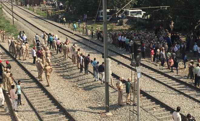 अमृतसर रेल हादसा: पुलिस सुरक्षा में सामान्य होने लगी रेल सेवाएं, जौड़ा फाटक से गुजरी मालगाड़ी