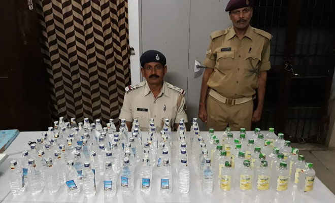 रेलवे ट्रैक पर कार्टन फेंक भागा कारोबारी, रक्सौल में रेल पुलिस ने जब्त की 88 बोतल नेपाली शराब