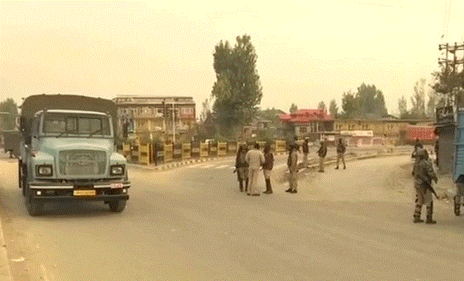 जम्मू/कश्मीर: नौगांव में सुरक्षाबलों ने 2 आतंकी किए ढेर, लोगों ने सेना पर की पत्थरबाजी