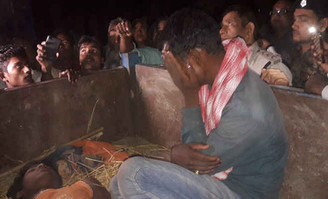 मोतिहारी के कोटवा युवक की संदिग्ध मौत के बाद थाने पर सैकड़ों ग्रामीणों का प्रदर्शन, पुलिस पर पिटाई का आरोप