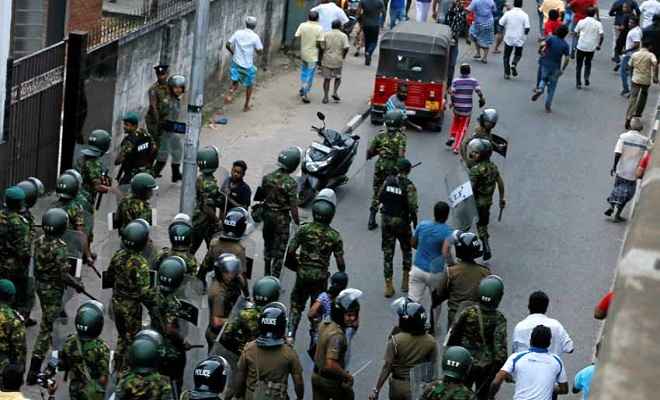 श्रीलंका में जारी राजनीतिक संकट के बीच भड़की हिंसा, गोलीबारी में एक की मौत