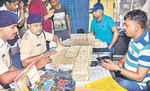मुजफ्फरपुर में पुलिस ने पकड़े मोतिहारी स्वर्ण व्यवसायी के पकड़े 68 लाख नकद, चार हिरासत में, हो रही पूछताछ