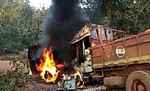 झारखंड के लोहरदगा में बड़ा नक्सली हमला, 11 ट्रकों में लगाई आग