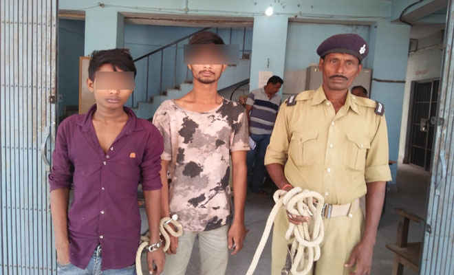 रक्सौल में मोबाइल चोरी के आरोप नेपाल के दो युवक पकड़ाए