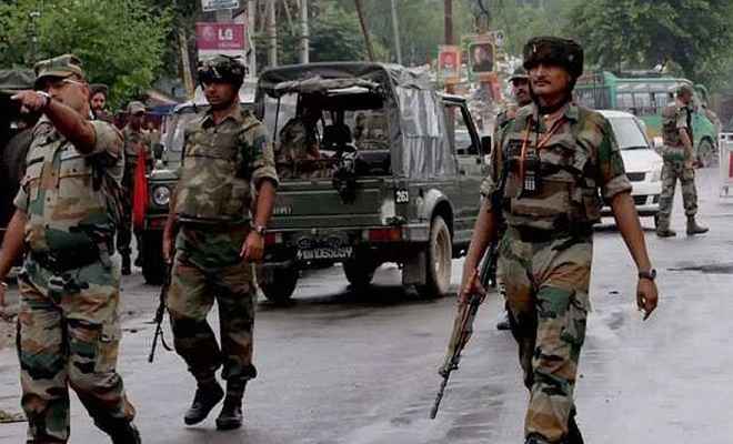 जम्मू-कश्मीर: पुलवामा में सुरक्षाबलों ने मार गिराए हिजबुल के दो आंतकी