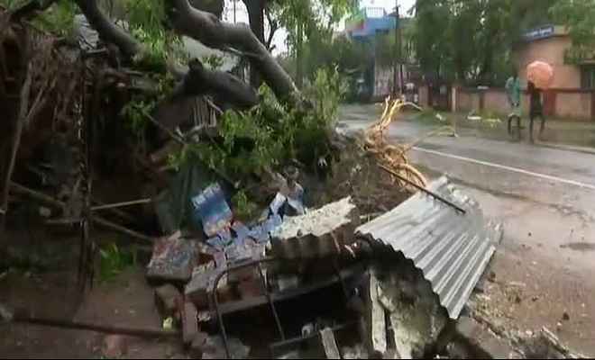 तमिलनाडु : गाजा तूफान ने ढ़ाया कहर, बारिश और तेज हवाओं से गिरे मकान
