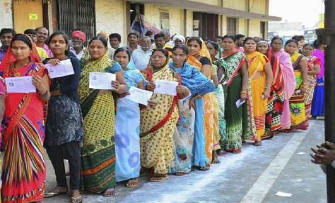 छत्तीसगढ़ चुनावः दूसरे चरण की 72 सीटों पर अब तक 28% वोटिंग, मुख्यमंत्री रमन सिंह ने भी डाला वोट