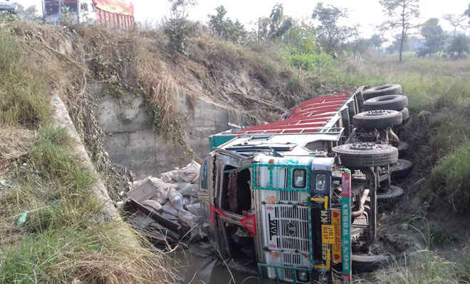 मोतिहारी के जीवधारा में मोहना पुल से सीमेंट लदा ट्रक पलटा, खलासी की मौत, ड्राइवर जख्मी