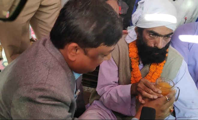 प्रशासन से सहमति पत्र मिलने पर रक्सौल में सात दिनों से जारी रणजीत सिंह का आमरण अनशन समाप्त