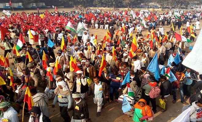 देशभर के हजारों किसान पहुंचे रामलीला मैदान, संसद मार्च आज
