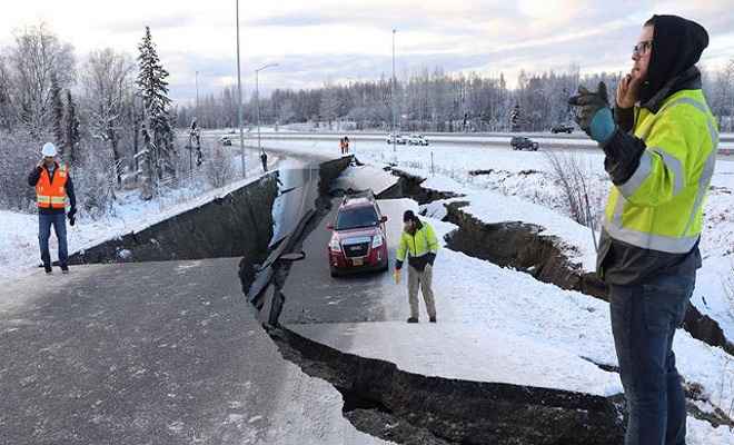 शक्तिशाली भूकंप से हिली अलास्का की धरती, फट गईं सड़कें