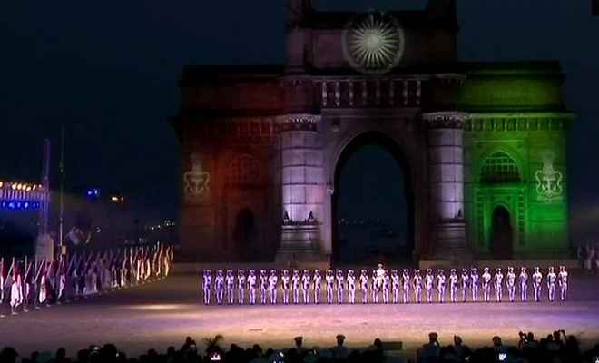 नौसेना दिवसः खूबसूरत रोशनी से सजा गेटवे ऑफ इंडिया, सेना ने किया 'बीटिंग द रिट्रीट' का आयोजन