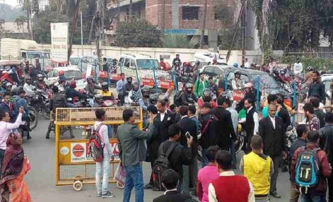 वकील की हत्या के बाद पटना हाईकोर्ट के अधिवक्ताओं ने मचाया हंगामा, किया सड़क जाम