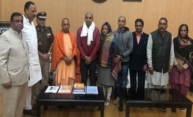 इंस्‍पेक्‍टर सुबोध के परिवार से मिले मुख्यमंत्री योगी, बोले- आरोपियों को मिलेगी कड़ी सजा