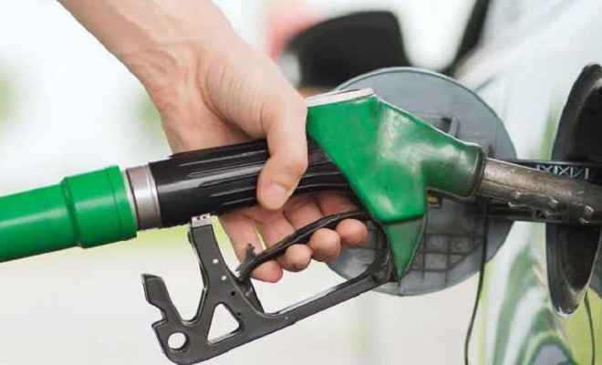 पेट्रोल की कीमतों में गिरावट जारी, 71 रुपये से नीचे पहुंचा भाव