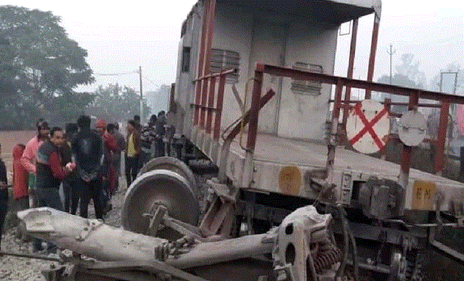 कानपुर जा रही मालगाड़ी पटरी से उतरी, क्षतिग्रस्त हुआ रेलवे ट्रैक