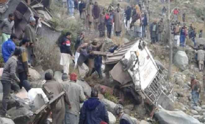 जम्मू/कश्मीर: गहरी खाई में गिरी बस, 11 लोगों की मौत, कई घायल