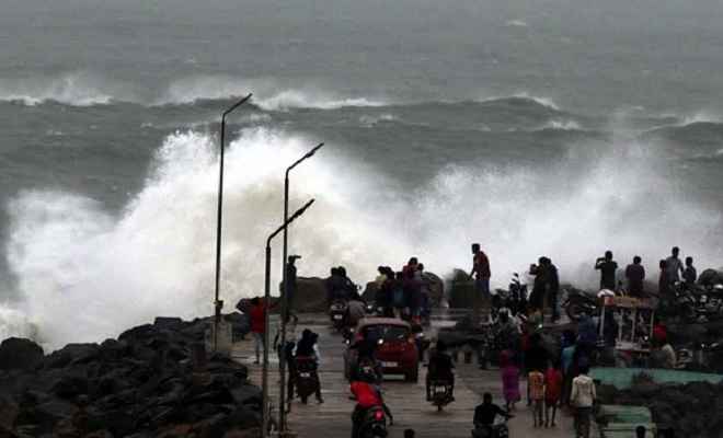 चक्रवाती तूफान पेथाई आज मचा सकता है तांडव, आंध्र प्रदेश में उफान मार रही हैं समुद्री लहरें