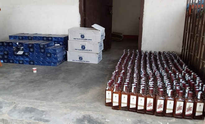 डुमरियाघाट पुलिस ने बोलेरो से 660 बोतल विदेशी शराब जब्त की, कारोबारी फरार