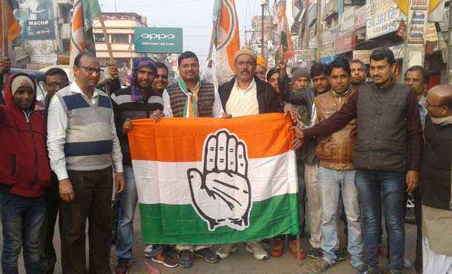 राजस्थान में तीन सीटों पर जीत पर कांग्रेस कार्यकर्ताओं ने मनाया जश्न, खिलाई मिठाई