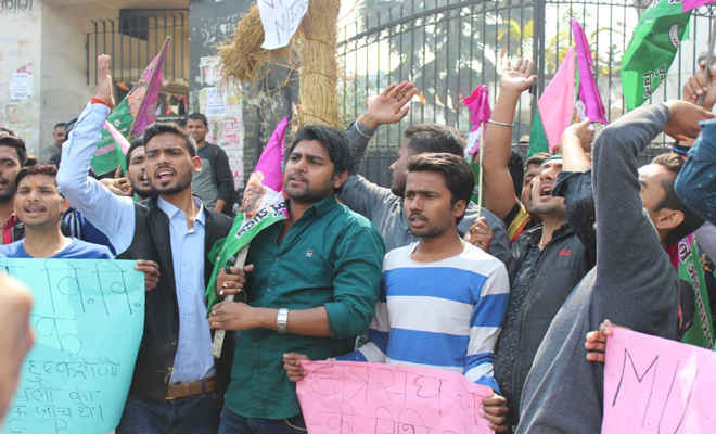 चुनाव नहीं होने से आक्रोशित छात्रों ने फूंका मगध विवि के कुलपति का पुतला