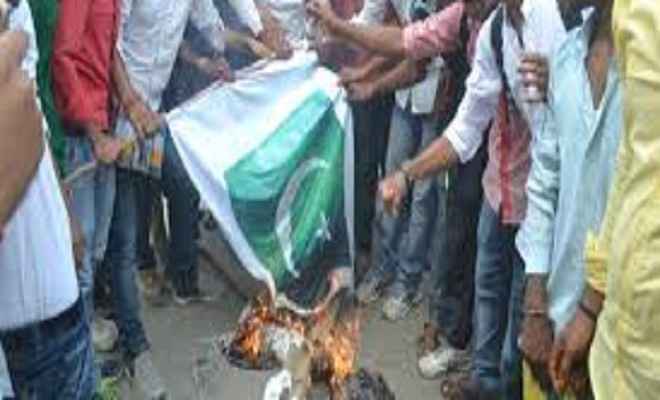 पाकिस्तान का झंडा जलाकर किया गया प्रदर्शन