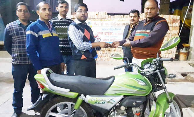 मोतिहारी के फन ड्राइव पेट्रोल पंप के लकी विजेता मनोज ठाकुर को मिली हिरो बाइक