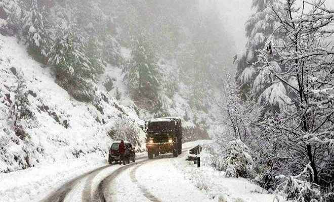 बर्फबारी के कारण जम्मू-श्रीनगर राष्ट्रीय राजमार्ग बंद किया गया