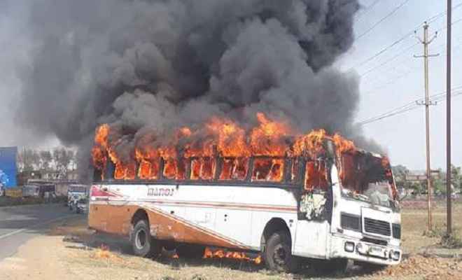 यात्री बस में अचानक लगी आग, बाल-बाल बचे यात्री