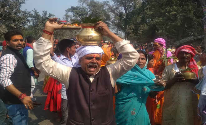 रुद्र महायज्ञ को लेकर सैकड़ों श्रद्धालुओं ने गाजे-बाजे संग निकाली भव्य कलश यात्रा
