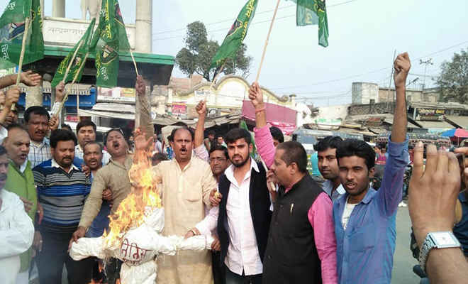मुजफ्फरपुर में हुए हादसे के खिलाफ राजद ने सीएम नीतीश का पुतला फूंका