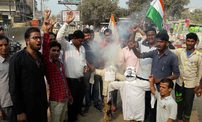 मुजफ्फरपुर हादसे के खिलाफ युवा कांग्रेस ने नीतीश-सुमो का पुतला फूंका