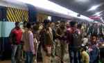 रेलवे सुरक्षा बल के जवानों ने बिछड़े यात्रियों को परिजनों से मिलाया