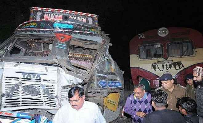 हापुड़ में तेज रफ्तार ट्रेन से टकराया ट्रक, ड्राइवर की मौत