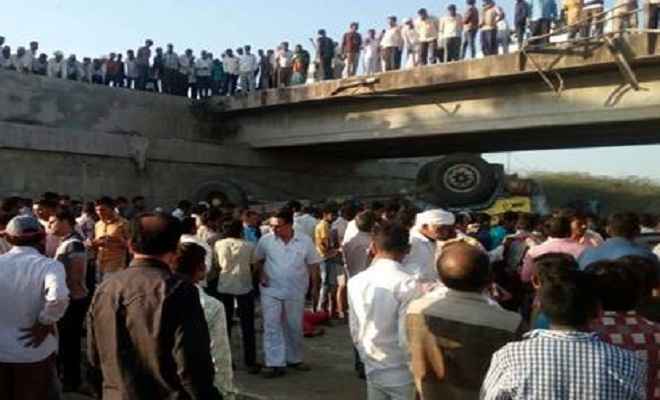 गुजरात: बेकाबू ट्रक पुल से नीचे गिरा, 30 बारातियों की मौत