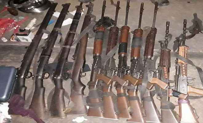 झारखंड: 14 नक्सली गिरफ्तार, हथियारों का जखीरा बरामद