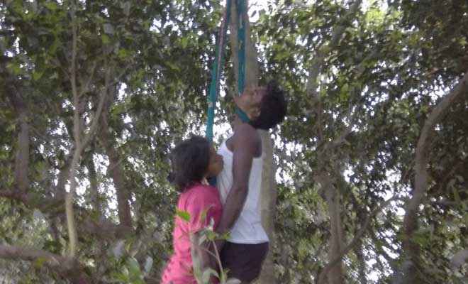 सुगौली में पेड़ से लटका मिला प्रेमी युगल का शव, नहीं हो पाई शिनाख्त