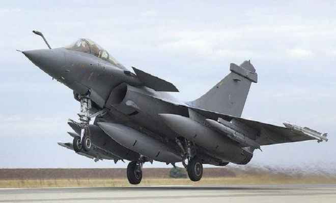 राफेल लड़ाकू विमानों के सौदे को लेकर केंद्र सरकार पर कांग्रेस का हमलावर रुख जारी