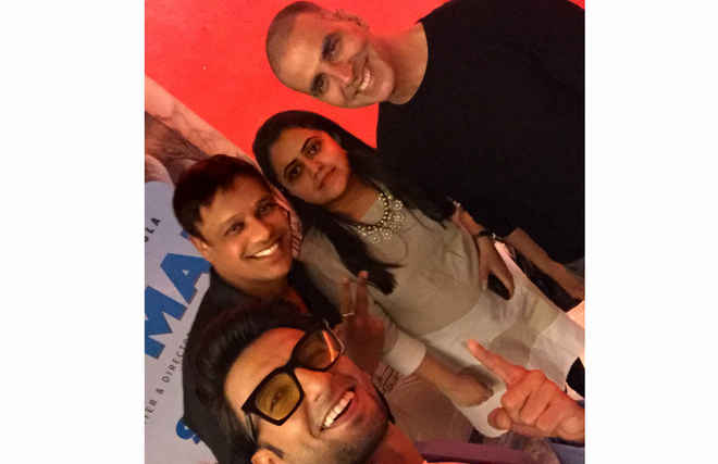 अभिनेता अक्षय कुमार, रणवीर और प्लेबॅक सिंगर हृषिकेश चुरी फिल्म के प्रिमियर पर​ एक साथ