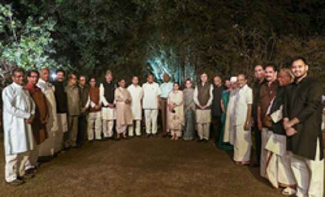 बिहार-झारखंड के दिग्गज नेता सोनिया गांधी के घर रात्रिभोज में जुटे