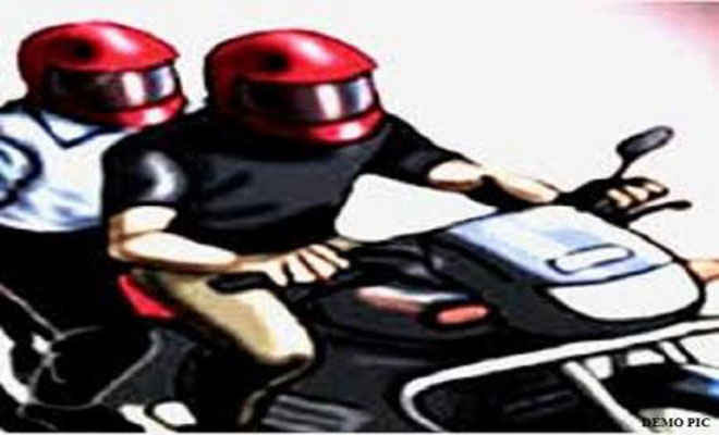 मोतिहारी प्रधान डाकघर के पास बाइक सवार बदमाशों ने डाककर्मी से लूटे 2 लाख रुपये, पल्सर बाइक छोड़ भागे